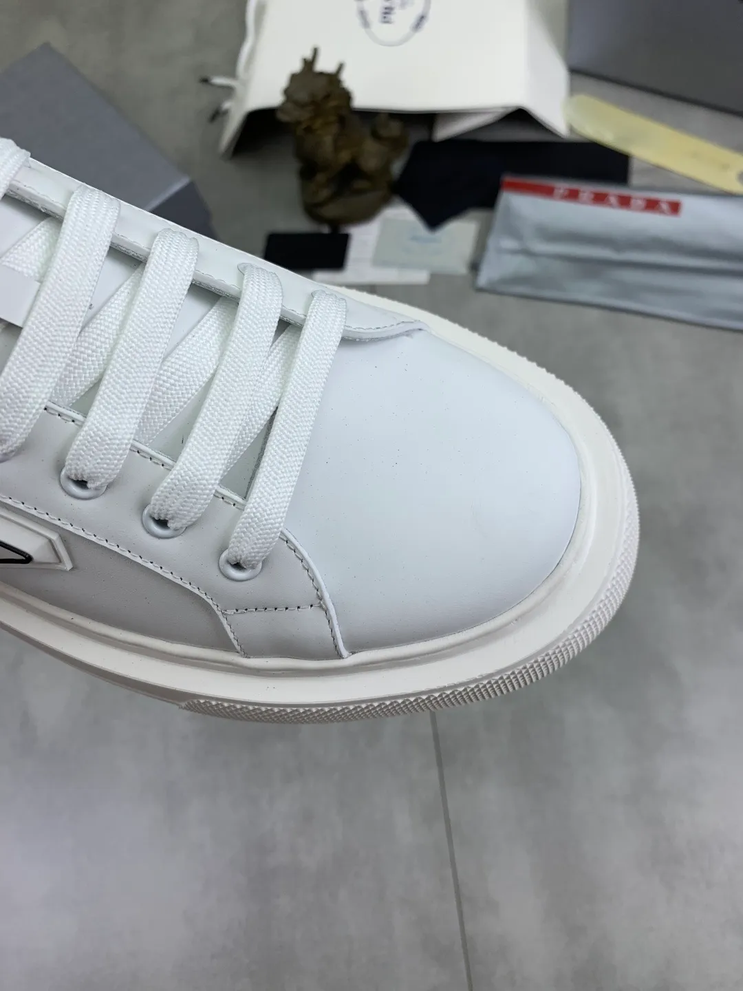 Men's shoes 💰P560💰[New style] popular models are on the official website, 🆘 Trendy brand (Prada) mainly promotes popular models, avant-garde and versatile fashion men's shoes private version mold opening, cowhide surface splicing 1:1.. Fashionable and simple, original imported cowhide lining cowhide feet; the atmosphere and personality are more fashionable, eye-catching and pursuing class. It will subvert the old idea and be a must-have for fashionistas with you! Must keep it for yourself! Tall and comfortable, large and low, high-end quality workmanship. Number of yards: 38-45 4️⃣optional.